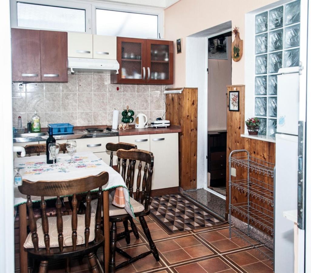 Apartment Roza โตรกีร์ ภายนอก รูปภาพ